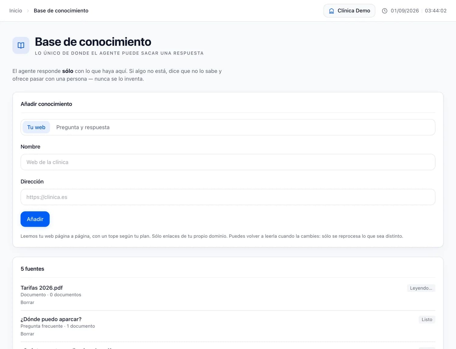 La base de conocimiento: la web de la clínica leída entera, varias preguntas frecuentes y un documento de tarifas que se está procesando.