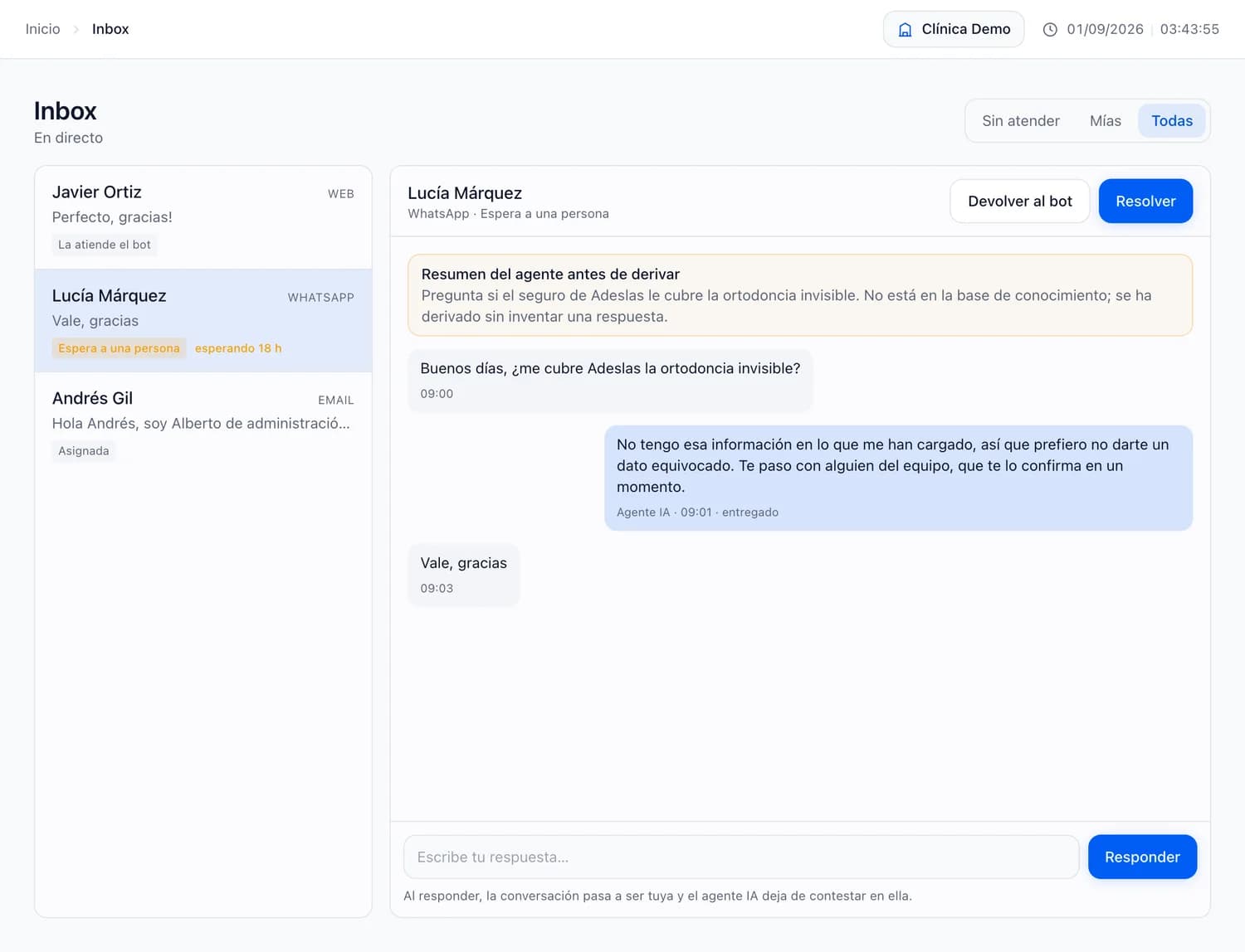 El inbox de Resvior: tres conversaciones de WhatsApp, web y email en una sola lista, y abierta la de una clienta a la que el agente responde que no tiene esa información y la pasa con el equipo.